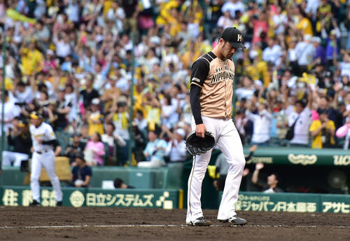阪神対日本ハム　9回裏阪神2死二、三塁、原口文仁にサヨナラ打を打たれ敗戦投手となる秋吉亮（撮影・清水貴仁）
