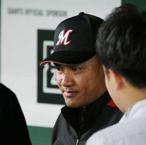 巨人対ロッテ　試合前に囲み会見するロッテ井口監督（撮影・中島郁夫）