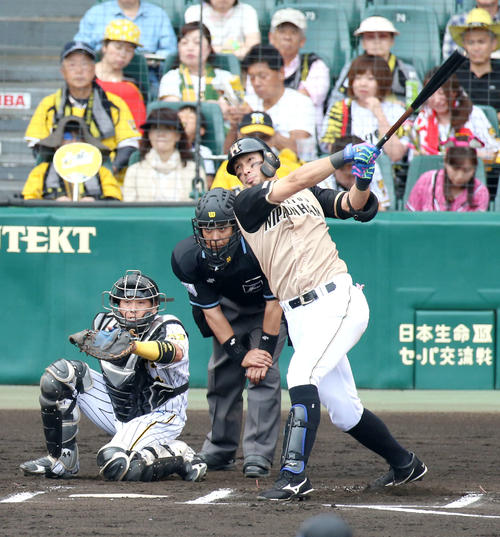 阪神対日本ハム　6回表日本ハム無死一塁、大田は右越え2点本塁打を放つ（撮影・上山淳一）