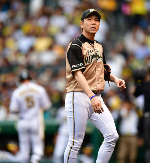 7回に登板も2失点で同点に追いつかれ厳しい顔をみせる宮西（撮影・清水貴仁）