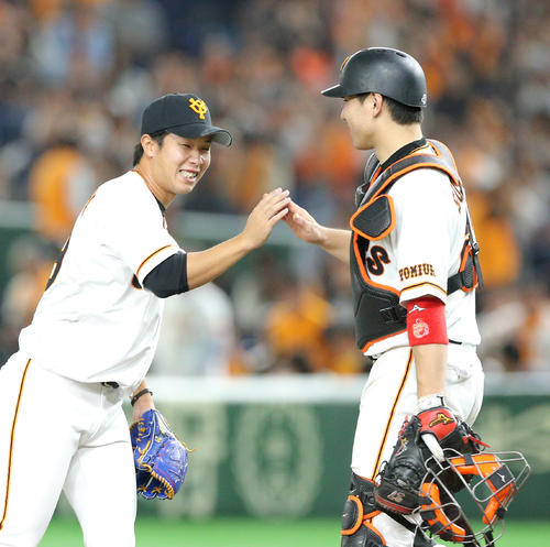 巨人対ロッテ　炭谷（右）とハイタッチする巨人鍬原（撮影・中島郁夫）