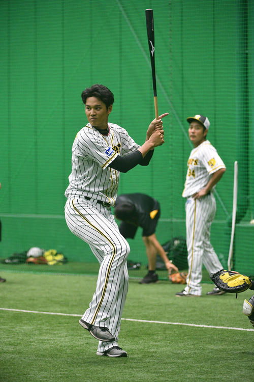 福留の打撃フォームをまねる藤浪（2019年6月7日）
