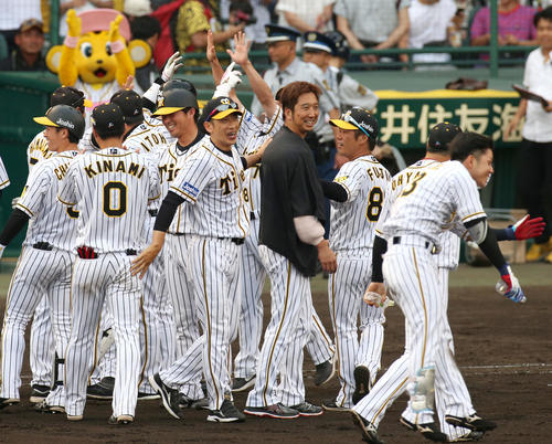 サヨナラ勝利し矢野燿大監督は藤川球児をねぎらう（撮影・上山淳一）