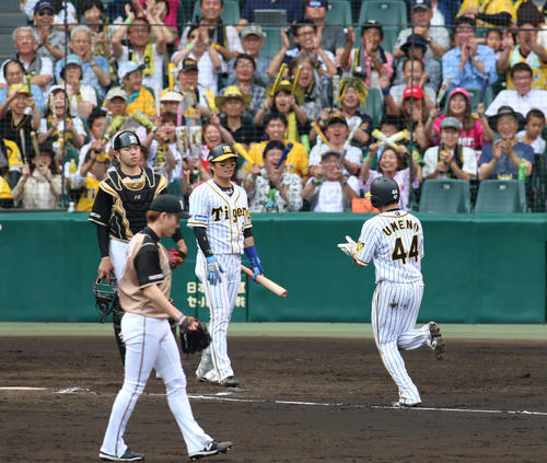 7回裏阪神1死二塁、梅野の三盗が捕手清水の悪送球を誘い生還する（撮影・上山淳一）
