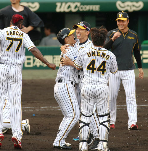 阪神対日本ハム　9回裏阪神2死二、三塁、矢野燿大監督はサヨナラ打を放った原口文仁に抱きついて喜ぶ（撮影・上山淳一）