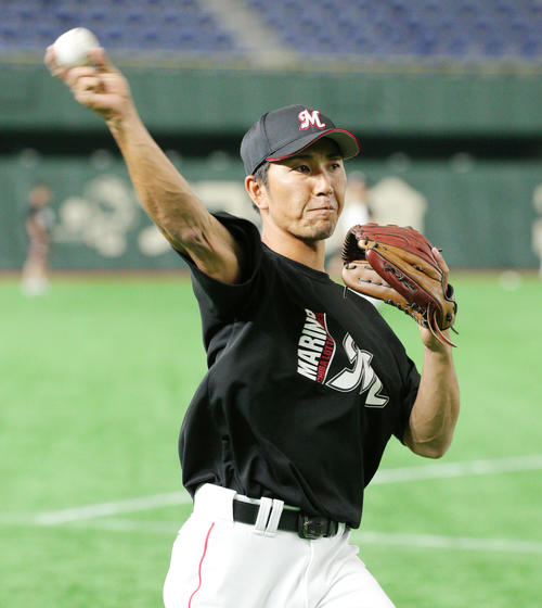 巨人対ロッテ　キャッチボールするロッテ細谷（撮影・中島郁夫）