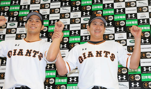 巨人対ロッテ　25日ぶりの登板で白星を挙げた菅野（右）は、大城と笑顔でガッツポーズ（撮影・浅見桂子）