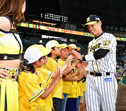 阪神対日本ハム　試合後、ファンとタッチを交わす原口文仁（撮影・清水貴仁）