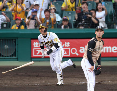 阪神対日本ハム　9回裏阪神2死二、三塁、秋吉亮（手前）は代打原口文仁（手前）にサヨナラ中前適時打を打たれる（撮影・上山淳一）