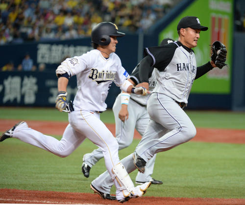 オリックス対阪神1回戦　1回裏オリックス無死一塁、西野真弘（左）の打球を原口から受け一塁ベースカバーに走る秋山拓巳（2017年6月6日撮影）