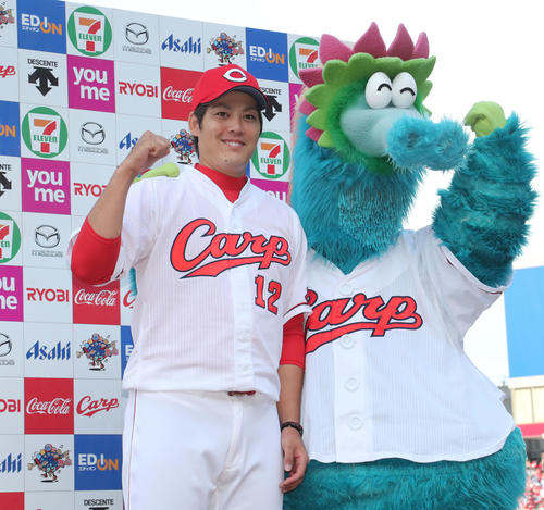 広島対ソフトバンク　勝利投手となった九里はお立ち台でガッツポーズ（撮影・梅根麻紀）