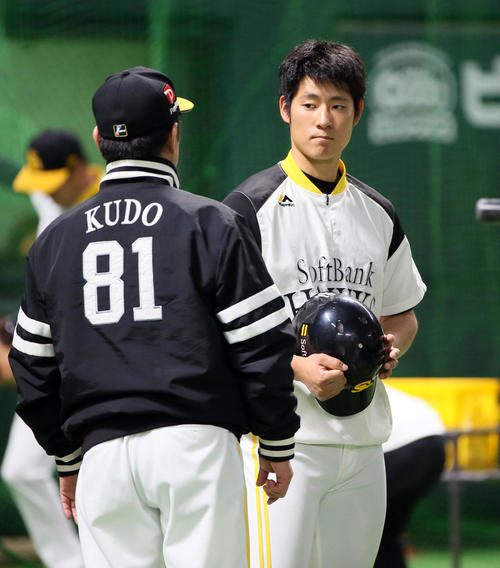 工藤監督（左）と話す上林誠知（2019年5月4日撮影）