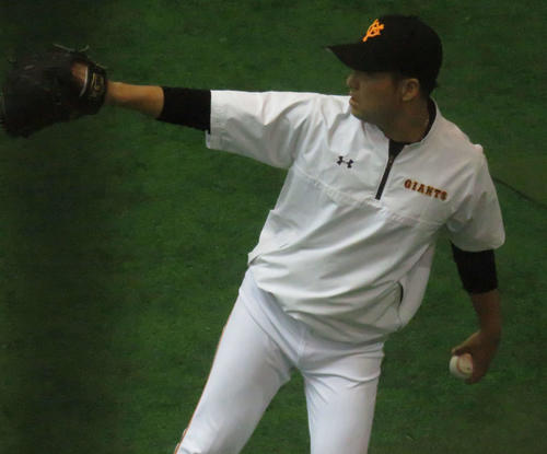 キャッチボールをする巨人今村（撮影・桑原幹久）