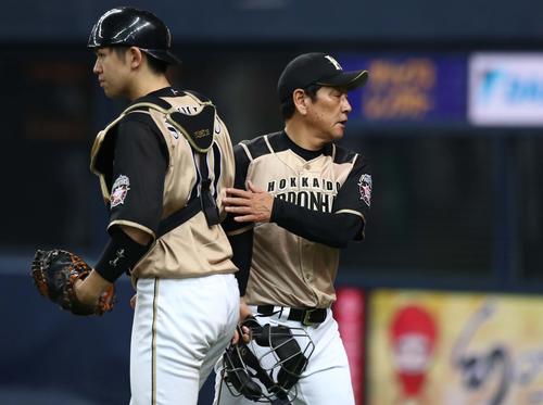 清水の背中をたたいて送り出す栗山監督（2019年6月2日撮影）