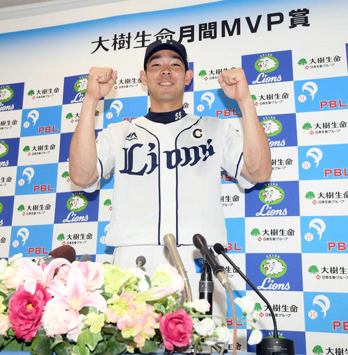 月間MVPに選出され笑顔を見せる西武秋山（撮影・たえ見朱実）