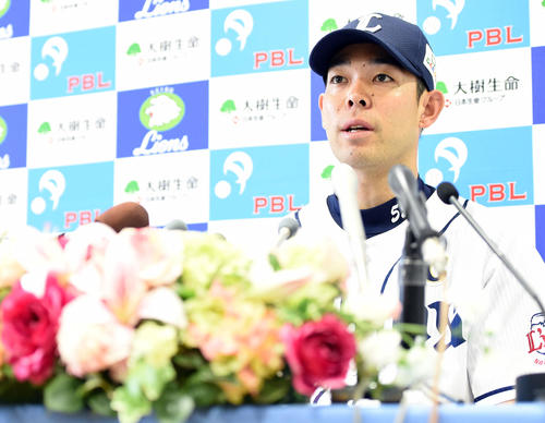 月間MVPに選出され笑顔を見せる西武秋山（撮影・たえ見朱実）