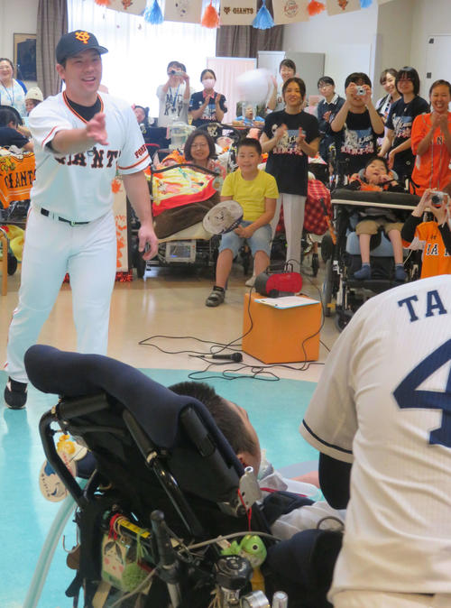 埼玉・カルガモの家を訪問し、子どもたちにボールを投げる巨人炭谷