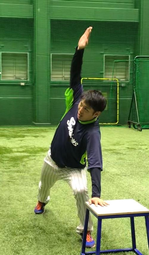 室内練習場で調整するヤクルト原（撮影・保坂恭子）
