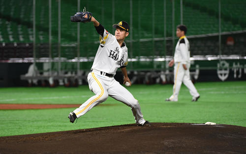 工藤監督（右）が見守る中、マウンドで投球する大竹（撮影・今浪浩三）