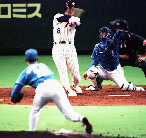 プロ初登板の西武松坂大輔は日本ハム片岡篤史を三振に打ち取ったボールで155キロを記録（1999年4月7日撮影）