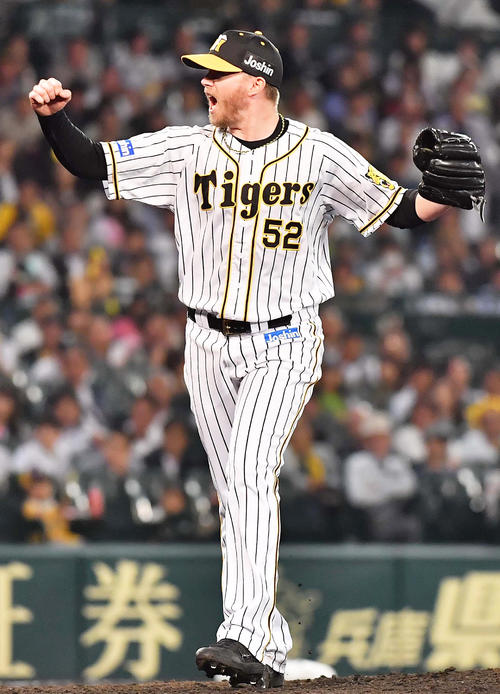 ガッツポーズする阪神ジョンソン