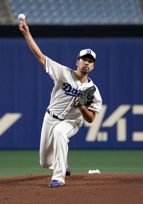 マウンドから投球練習をする阿知羅（撮影・森本幸一）