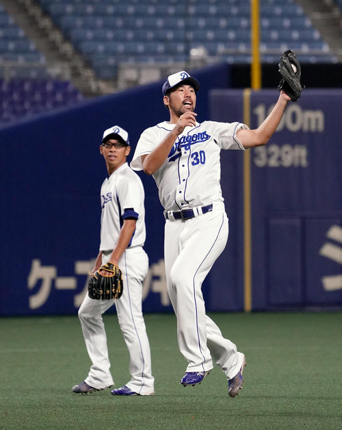 軽快にノックを受ける阿知羅。左は山井（撮影・森本幸一）