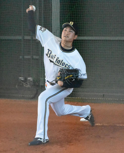 12日の中日戦に向け、ブルペンで投球練習を行う竹安