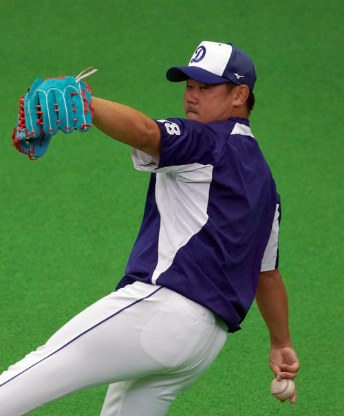 キャッチボールをする松坂（撮影・森本幸一）