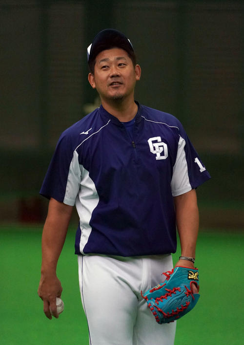 練習中、明るい表情を見せる松坂（撮影・森本幸一）