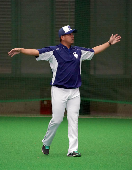 ストレッチで体をほぐす松坂（撮影・森本幸一）