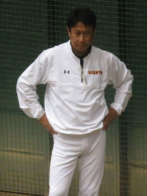 巨人田口のブルペン投球を見つめる宮本投手総合コーチ（撮影・桑原幹久）