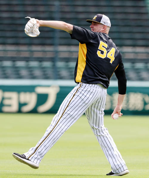 投手の指名練習に参加しキャッチボールするメッセンジャー（撮影・加藤哉）