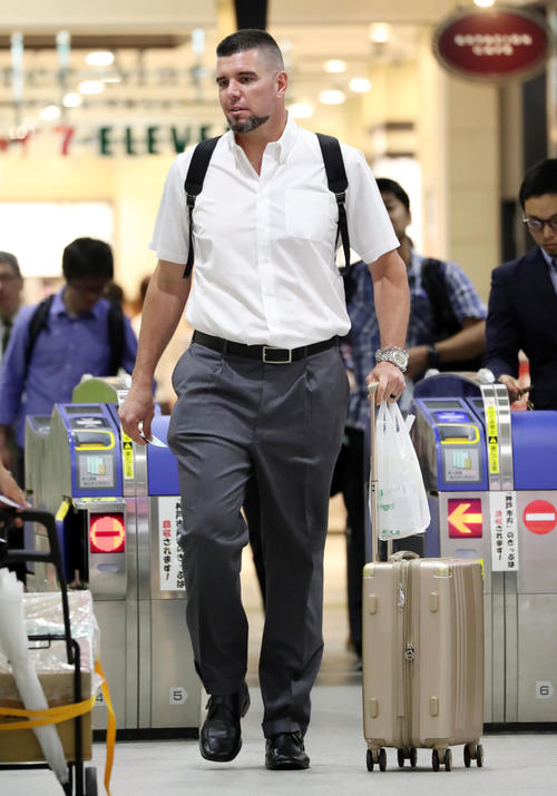 新幹線で福岡へ移動するメッセンジャー（撮影・加藤哉）