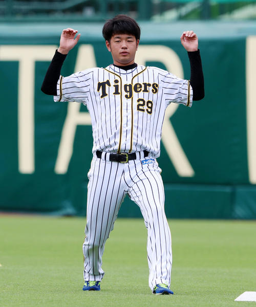 投手の指名練習に参加しウオームアップする高橋遥（撮影・加藤哉）