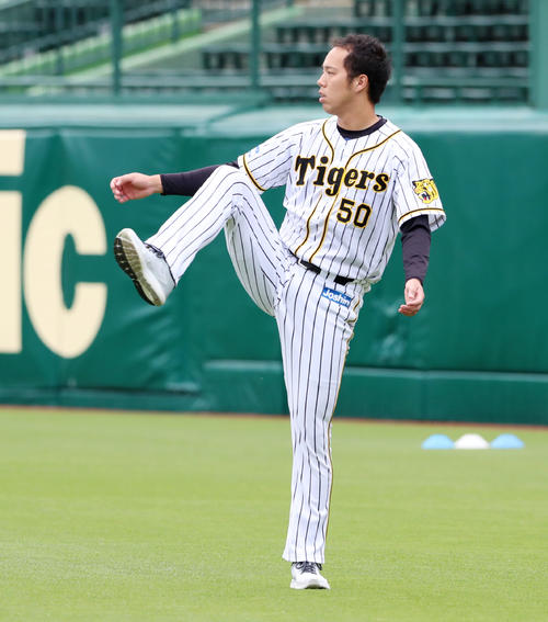 投手の指名練習に参加しウオームアップする青柳（撮影・加藤哉）