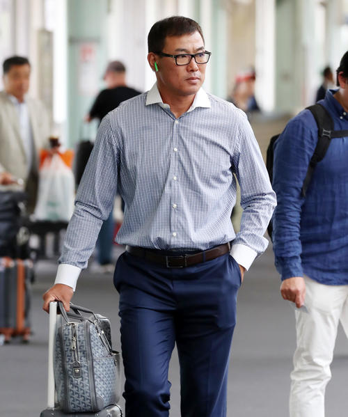 新幹線で福岡へ移動する福留（撮影・加藤哉）