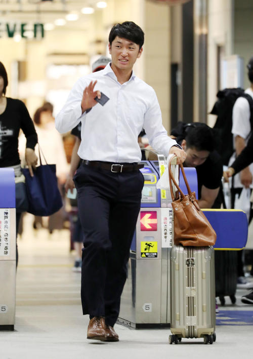 新幹線で福岡へ移動する近本（撮影・加藤哉）