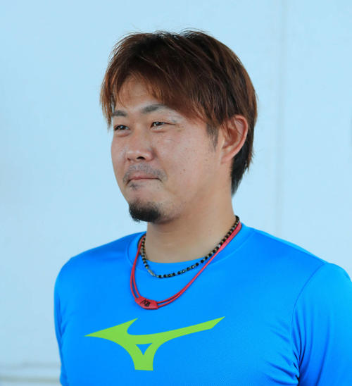 練習後に取材対応を行う荒西