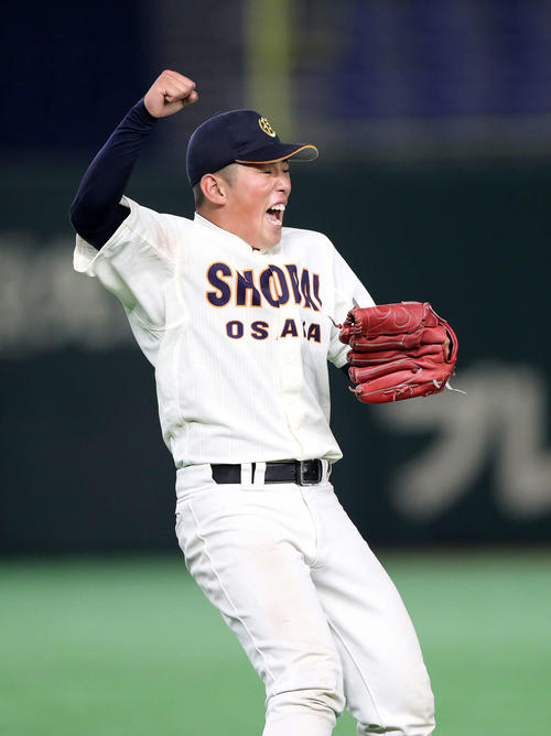 大商大対日本文理大　試合に勝利しガッツポーズで喜ぶ大商大・大西（撮影・鈴木正人）