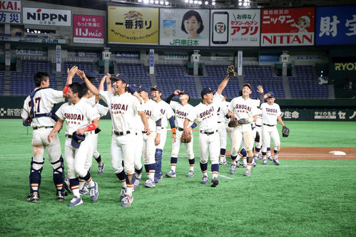 大商大対日本文理大　試合に勝利し喜ぶ大商大の選手たち（撮影・鈴木正人）