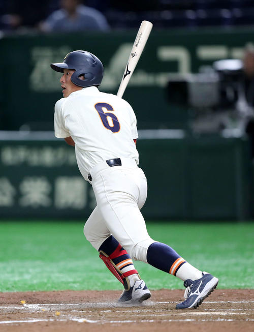 大商大対日本文理大　3回表大商大1死三塁、川中は中犠飛を放つ（撮影・鈴木正人）