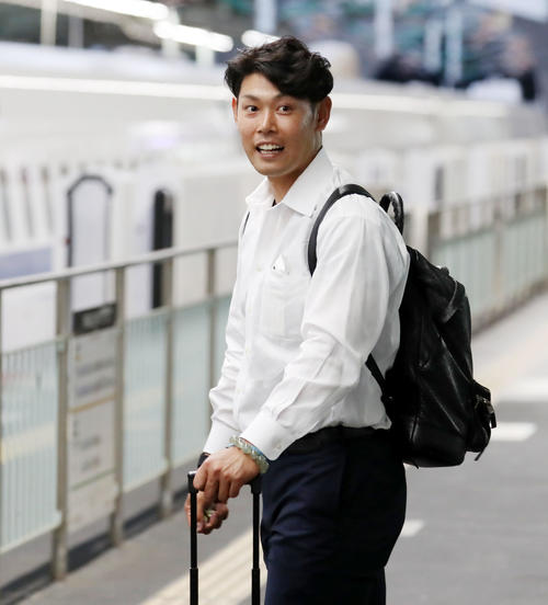 明るい表情で福岡へ移動する原口（撮影・加藤哉）