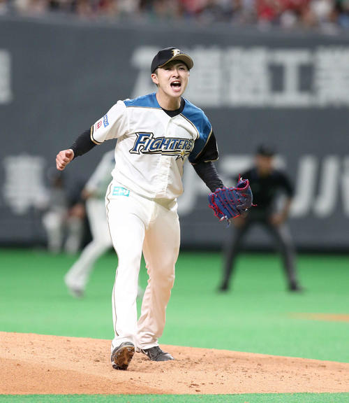 日本ハム対広島　6回表広島2死一、二塁、会沢を三振にとり叫ぶ上沢（撮影・黒川智章）