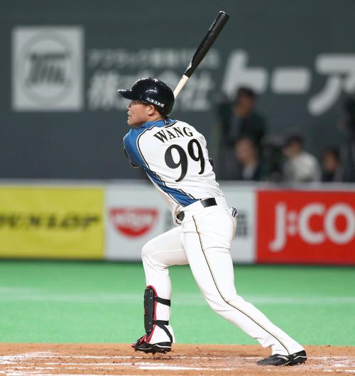 日本ハム対広島　1回裏日本ハム無死二、三塁、中前2点適時打を放つ王柏融（撮影・黒川智章）