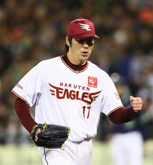 楽天対ヤクルト　7回表ヤクルト1死、塩見は大引を遊併殺打に仕留めガッツポーズ（撮影・足立雅史）