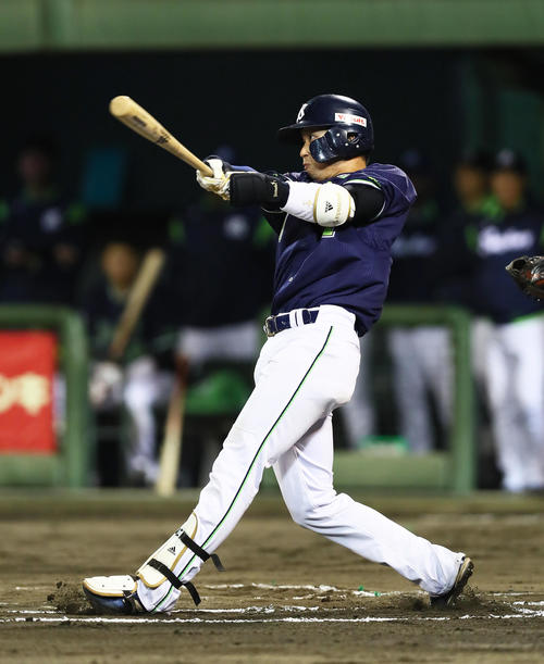 楽天対ヤクルト　6回表ヤクルト無死、山田哲は左越え本塁打を放つ（撮影・足立雅史）