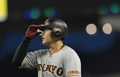 交流戦　西武対巨人　4回表巨人1死一、二塁、岡本和真は遊ゴロを放って併殺を奪われ、肩を落とす（撮影・加藤諒）