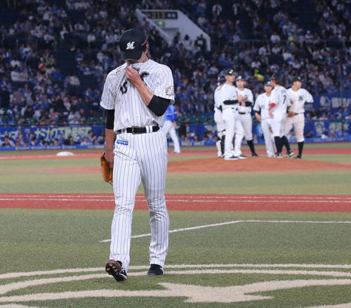 ロッテ対DeNA　5回表DeNA2死一、二塁、乙坂に適時打を浴びて、この回4点を失って降板するロッテ先発の涌井（撮影・丹羽敏通）