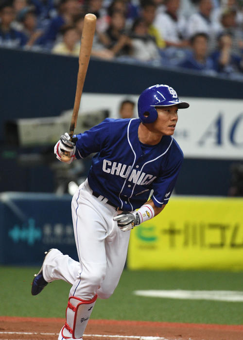 オリックス対中日　8回表中日2死二塁、大島は右前適時打を放つ（撮影・渦原淳）